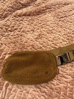 Lululemon Everywhere Belt Bag 1L - Sherpa - Carmel Brown